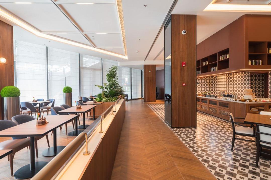 Intercity Xuhui Binjiang International Media Port Hotel